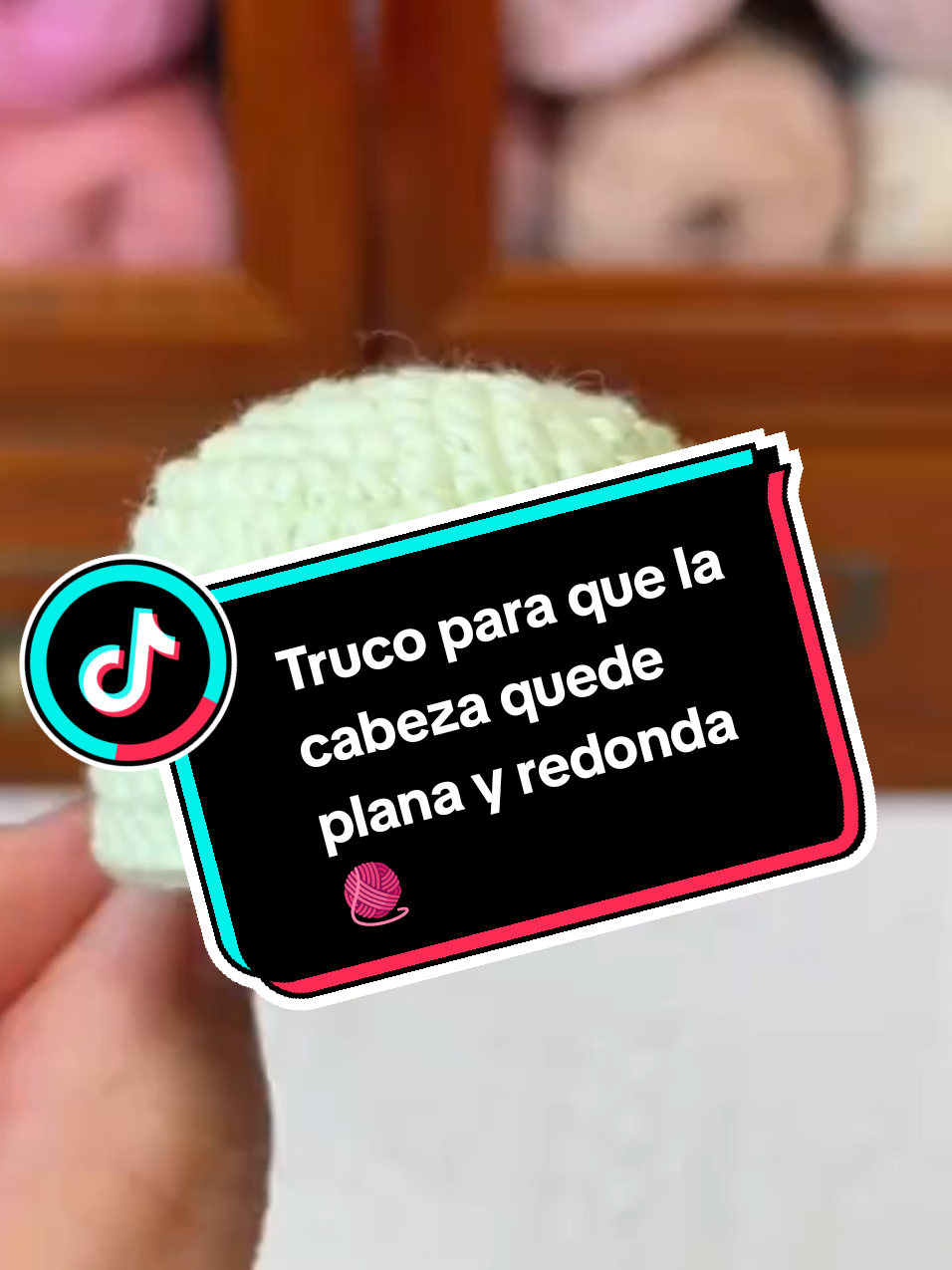 ¿Tu amigurumi queda con una puntita en la cabeza? 😱 Con este truco, tu primera vuelta será plana y perfecta. ¡Olvídate del error más común al tejer amigurumis! 💕 👉 Déjame saber en los comentarios si quieres más tips de tejido. #creatorsearchinsights #amigurumicrochet #amigurumiscreativos #crochettips #trucocabezaredondaamigurumis #tutorialcrochet #tejidoamano 