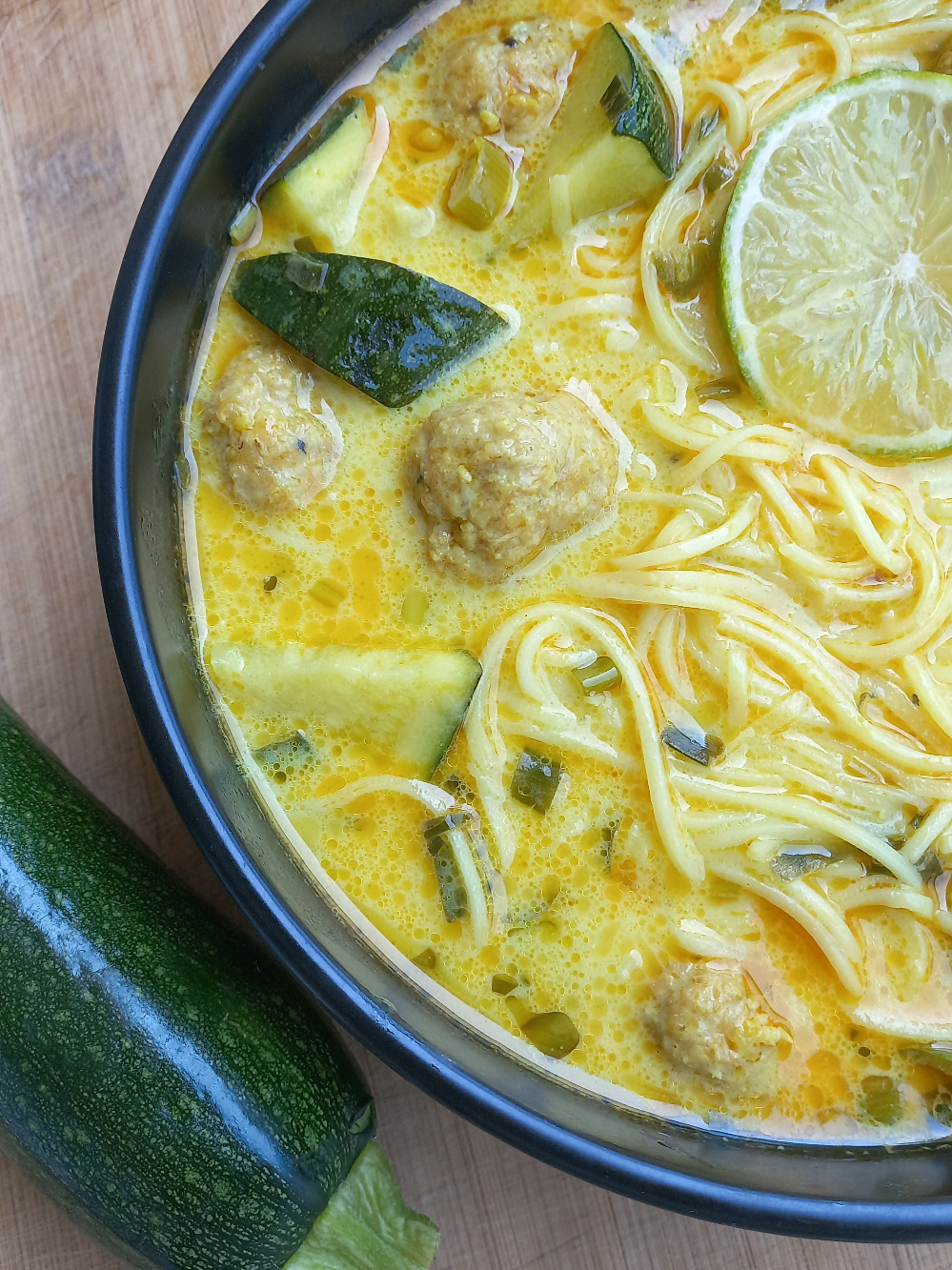 Паназиатский суп с фрикадельками / Pan asian meatball soup Ингредиенты на 3 порции: 1. Куриный фарш - 400 гр. Я 2. Панировочные сухари (панко) - 50 гр. 3. Паприка и черный перец - по 1/2 ч.л. 4. Кабачок - 400 гр. 5. Перец острый - 1 стр. 6. Зелёный лук - 5-7 стрелок 7. Куркума и молотый имбирь - по 1 ч.л. 8. Кокосовое молоко нежирное - 350-400 мл. 9. Лайм - 1 шт. 10. Вода ~ 500 мл. 11. Соль. Приятного просмотра и приятного аппетита! #shorts #суп #супсфрикадельками #супскабачками #рецептыизкабачков #паназиатскийсуп #домашняяеда #souprecipe #panasianfood #meatballsoup 