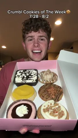 This crumbl just cookied my mouth🤭 #cookie #mukbang #thefoodguy #foodreview #foodiefam #tommywinkler #crumbl 
