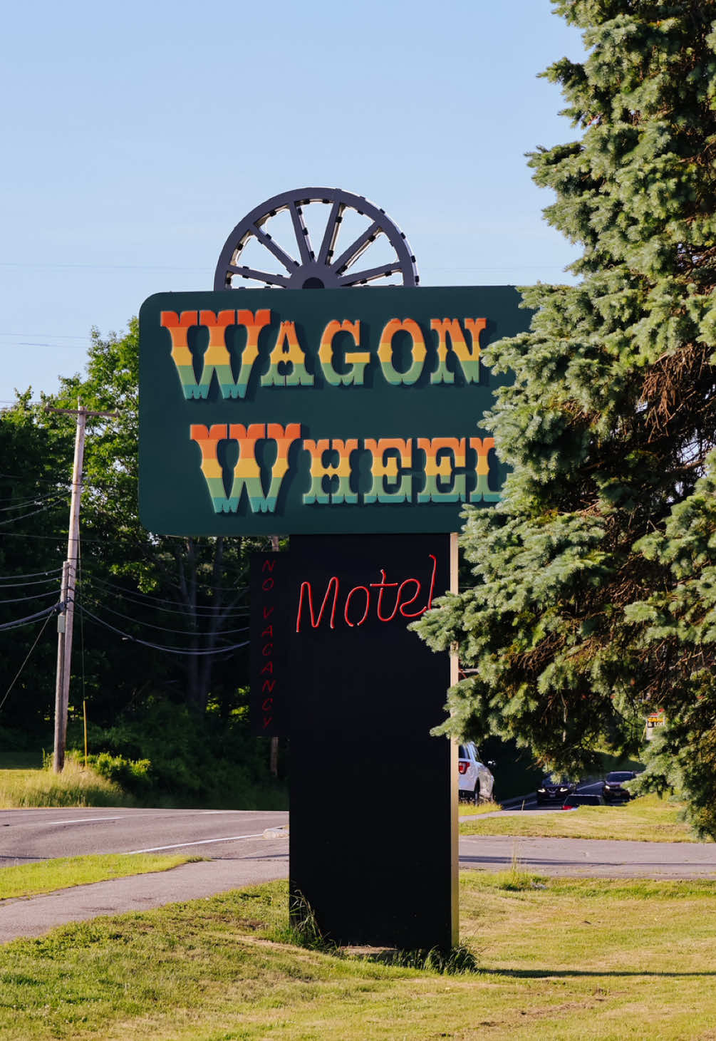 ✨ 𝐑𝐞𝐭𝐫𝐨 𝐜𝐡𝐚𝐫𝐦 𝐦𝐞𝐞𝐭𝐬 𝐜𝐨𝐚𝐬𝐭𝐚𝐥 𝐜𝐨𝐧𝐯𝐞𝐧𝐢𝐞𝐧𝐜𝐞! 🛎️🌲  Just off Route 1 in Saco, Maine, The Wagon Wheel Motel is giving serious vintage vibes with all the modern perks. We stayed in Room 1, and it was ✨so much more✨ than your average roadside stay. The in-room jacuzzi? Total luxury. The private balcony? Ideal for morning coffee or golden hour hangs. ☕🌅 The walk-in closet and roomy vanity made getting ready a breeze (𝘣𝘦𝘤𝘢𝘶𝘴𝘦 𝘯𝘰 𝘰𝘯𝘦 𝘸𝘢𝘯𝘵𝘴 𝘵𝘰 𝘥𝘪𝘨 𝘵𝘩𝘳𝘰𝘶𝘨𝘩 𝘢 𝘴𝘶𝘪𝘵𝘤𝘢𝘴𝘦 𝘰𝘯 𝘵𝘩𝘦 𝘧𝘭𝘰𝘰𝘳—𝘳𝘪𝘨𝘩𝘵?). 10/10 would stay again—and you should too. Bring your sunnies, your swimwear, and some good company 😎🧳🚗💕 Trust me—you'll want to come back. #maine #vacation #vacationland 