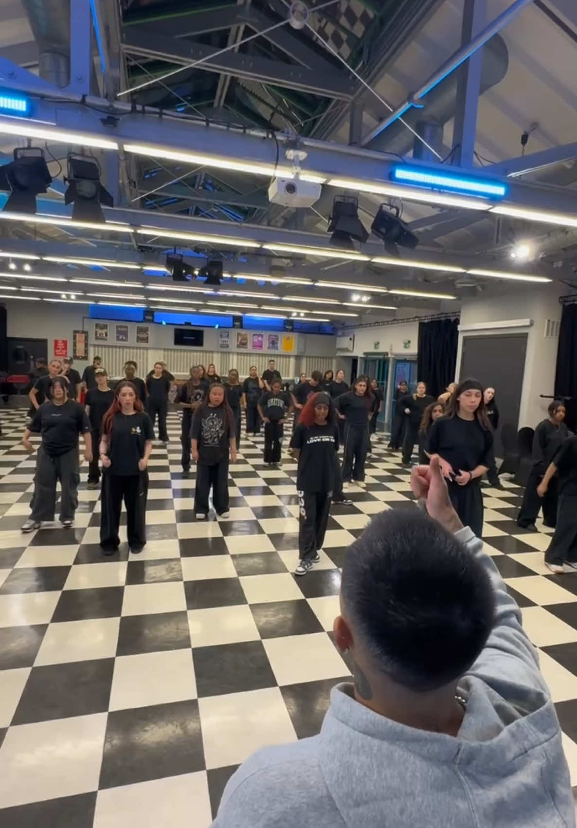 Team working hard more on drills and various freestyle with @MIKEY URETA 🧱 -PERSPECTIVE- #PERSPECTIVE #dancecompany #dancefreestyle #dancedrills #dance  