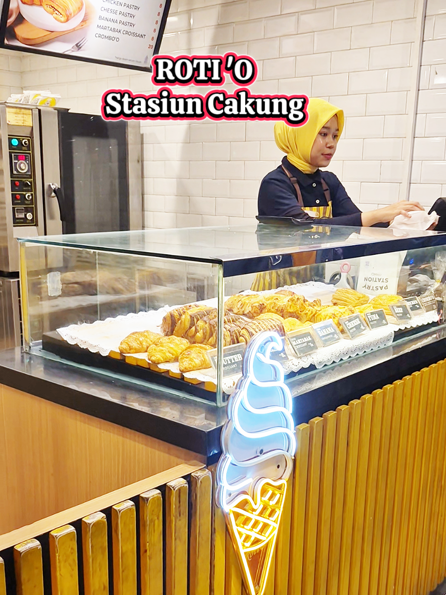 Ga pernah bosen-bosen makan Roti 'O✨️ Rasanya Uenakkk Polll..🤗 #rotio #rotioindonesia #stasiuncakung #fypシ゚ #videoviral 