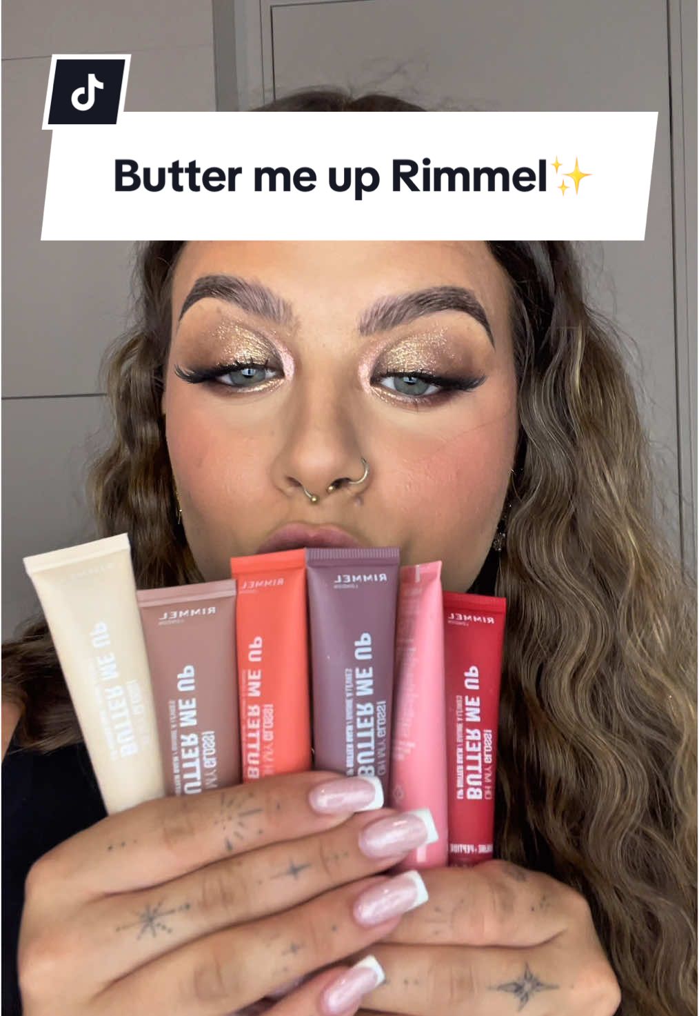 Letteralmente la mia nuova fissazione 🥹 I butter me up di @rimmellondon 😍 una versione accessibile di tanti che si vedono sul mercato 🤍 Fatemi sapere se li proverete anche voi 🤍🤍 Offerto da rimmel London  #buttermeup #rimmellondon #makeup #makeuptutorial #makeupartist #lipcombo #lipbutter #lipbalm #perte #fyp 