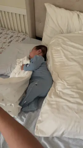 Siesta con estilo: comodidad y cero ganas de despertar 💤🩵🧸 #modosiesta #padresprimerizos #babyboy #paratiiiiiiiiiiiiiiiiiiiiiiiiiiiiiii #bebearcoiris🌈