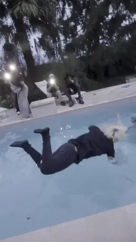 @AdLib___ & @lyldrum vous me devez un tel !! 😡😡 #thea #OnTour 