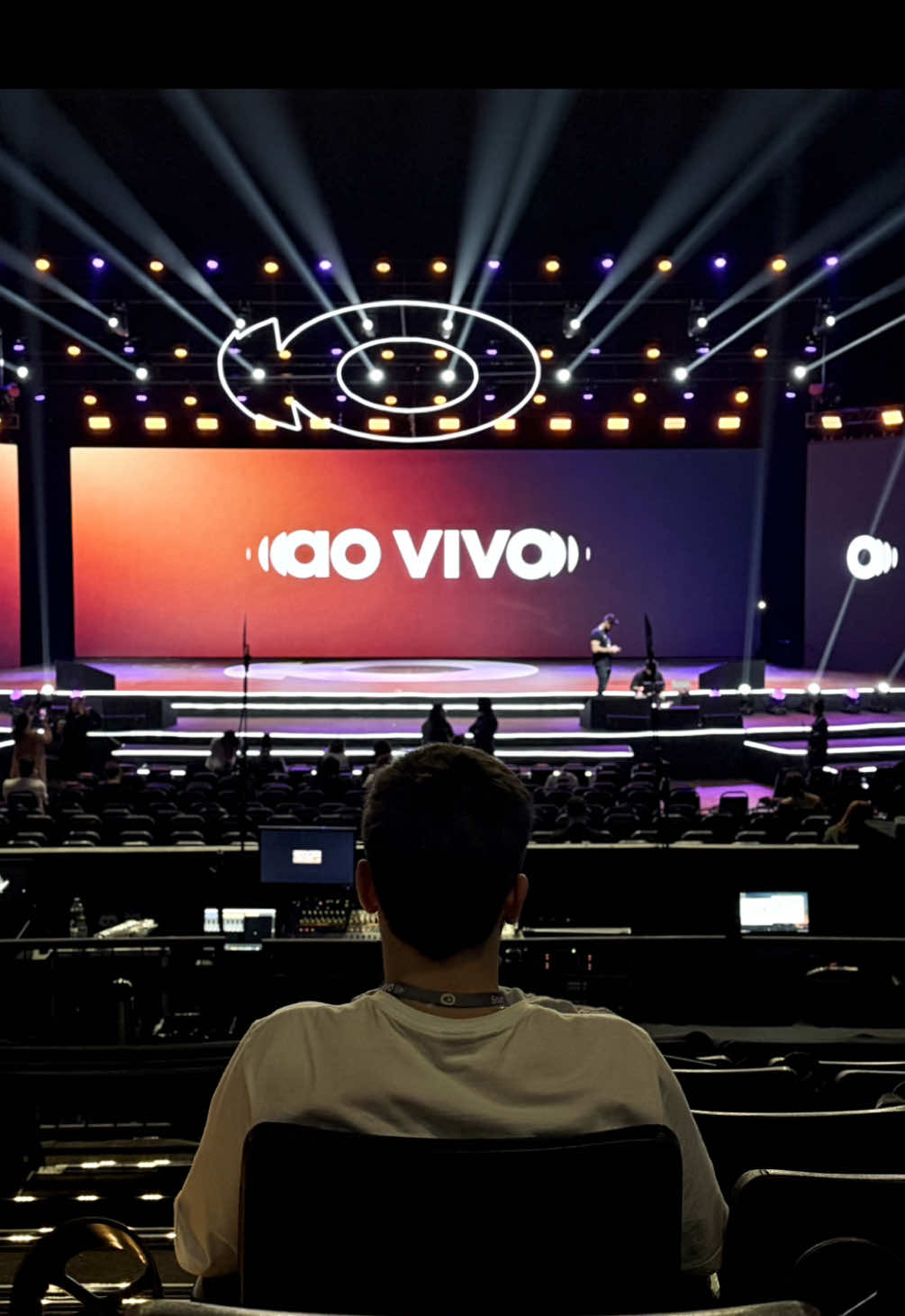 17 anos. No meio de empresários. Enquanto muitos esperam a vida começar, eu escolhi começar agora. #videomaker #explorar #marketing #evento