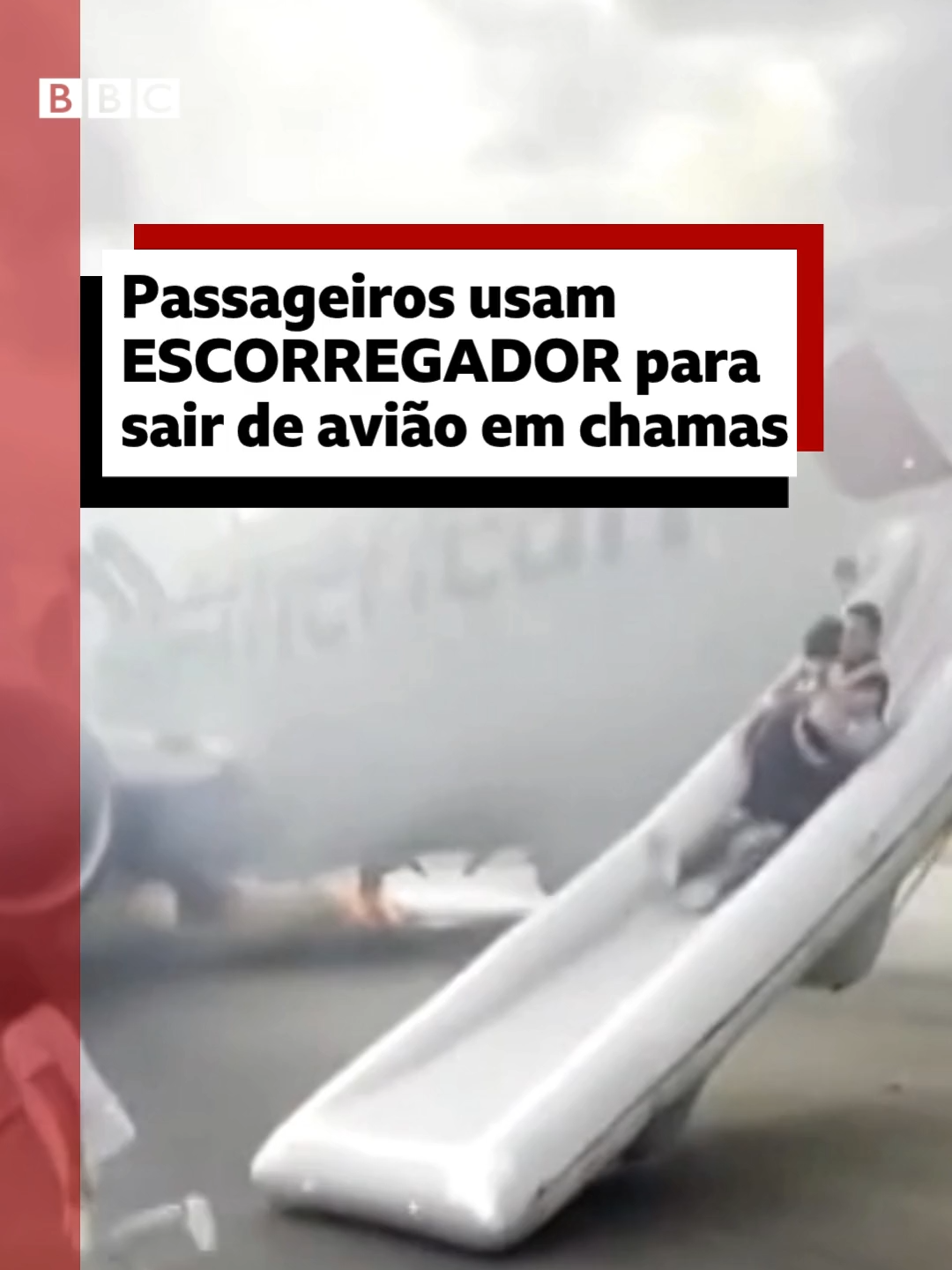 Todos escaparam do fogo 🔥 Um voo da American Airlines teve que ser esvaziado depois que começou a pegar fogo durante procedimentos de decolagem no Aeroporto Internacional de Denver, nos Estados Unidos, no sábado (26/7). As chamas teriam sido provocadas por uma falha mecânica em equipamentos de um dos trens de pouso. As imagens do vídeo mostram o momento em que passageiros usam um escorregador de emergência para sair do avião, que ainda pegava fogo. Uma pessoa foi levada para um hospital depois do incidente, mas passa bem, segundo a administração do aeroporto. #avião #denver #escorregador #bbcbrasil