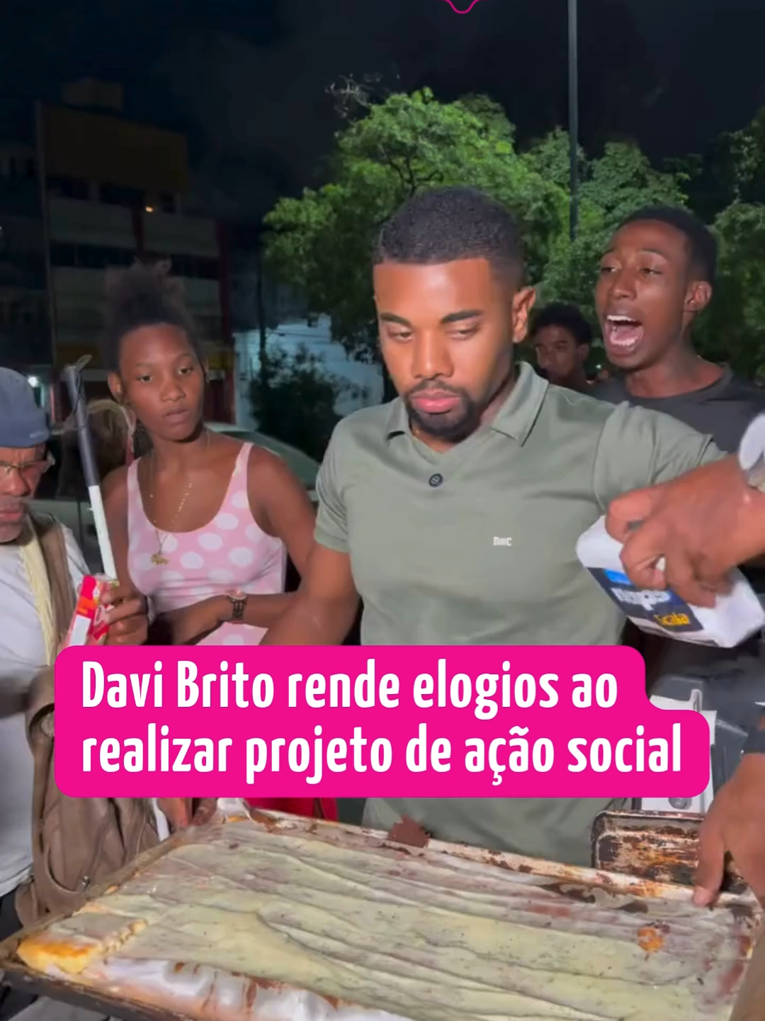Davi Brito viralizou nas redes sociais ao mostrar o seu projeto de ação social nas ruas, distribuindo comida para quem necessita. O influenciador até brincou com quem estava perto, com suas famosas gírias. 🎥 Reprodução/@daviooficialll #DaviBrito #AçãoSocial #Famosos #Digital #Social1 #MD