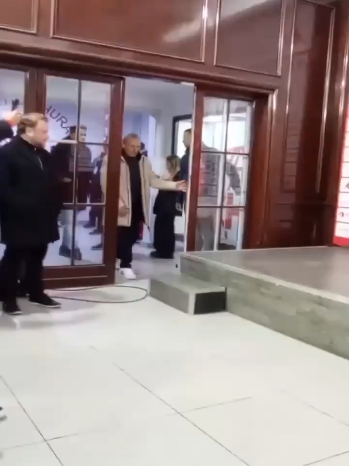 UNA IMAGEN QUE DUELE.MIGUEL ÁNGEL RUSSO, CON EVIDENTES PROBLEMAS DE SALUD, APENAS PUEDE SUBIR UN ESCALÓN Y NECESITA QUE LO EMPUJE SANTIAGO CARRERAS DE LA CÁMPORA.