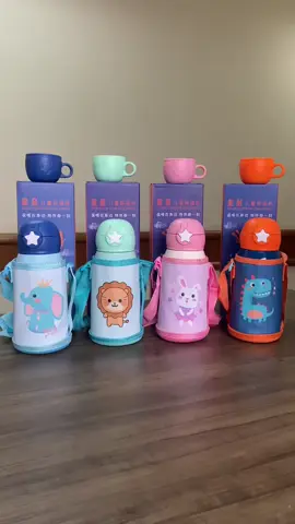 Genteee, olha essa garrafinhaaa! 😍 🍼 Vem com DUAS tampas (com canudo ou sem) 👜 Bolsa + xícara inclusas! 🌡️ Mantém quente e frio Segura, prática e MUITO fofa! Ideal pra escola, passeios ou deixar tudo mais fácil no dia a dia! #fyp #infantil #maternidade #diadospais #tiktokshop 