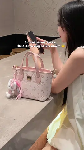 U30 nhưng cứ thấy Hello Kitty là muê thui ☺️ #túi #tuixachnu #hellokitty #xuhuongtiktok #borryrosa #embehan04 #muataitiktok #cowandkitty 