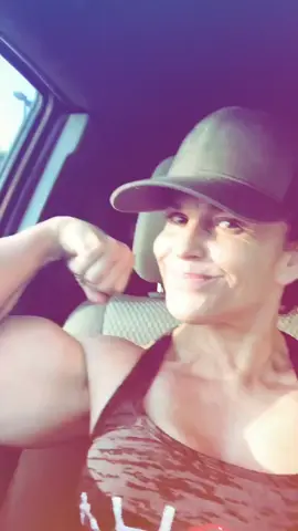 Debra  #flex #muscle #fbb #musclemommy #volimzenerazvijene #bodybuilding #strong #muscles #biceps