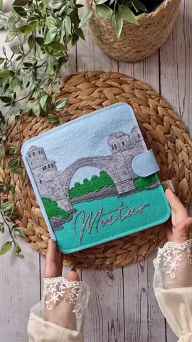 Knjiga Mostar -  igračka, uspomena i umjetničko djelo - konačno spremna da krene u svijet. Moje su oči suzne. 🥹🩵 Tagujte svog Mostarca / Mostarku 🥰 