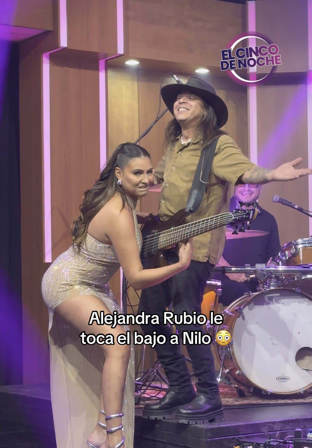 Que habrá sentido #Nilo al que #AlejandraRubio le haya tocado el bajo, en Instagram tenemos su reacción 😱 #ElCincodeNoche