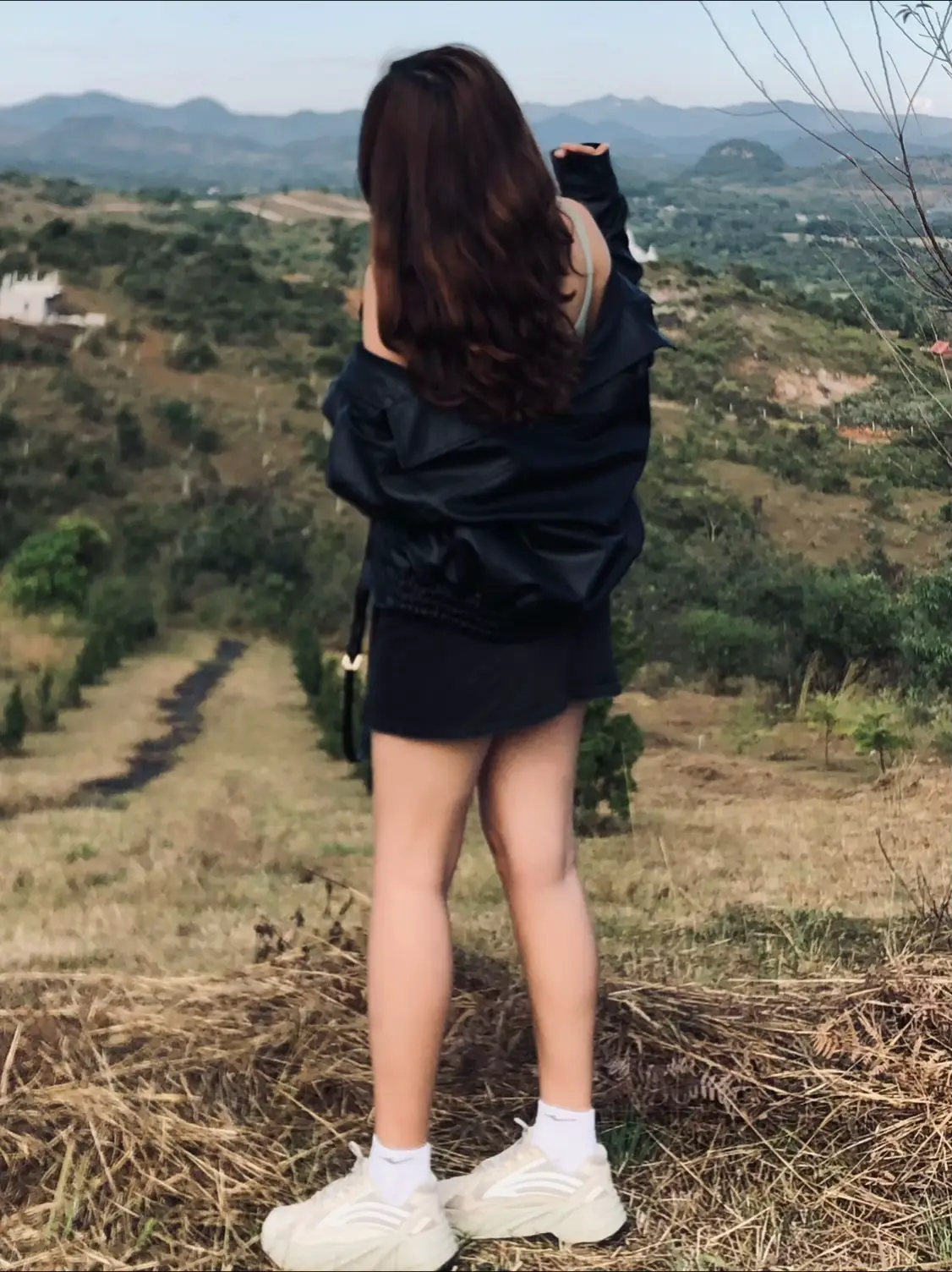 ကိုယ့်အတွေးနဲ့ကိုယ် နာကျင်နေရတာပါ... တစ်ခါတစ်လေကျတော့ ဘယ်သူကမှ နာကျင်အောင်လုပ်နေတာ မဟုတ်ဘူး ကိုယ့်ကိုယ်တွေးပြီး ကိုယ့်ကိုယ်ကို နာကျင်အောင် လုပ်နေမိတာ ။ အရင်လို မဟုတ်တော့တာနဲ့ အရင်လို မချစ်တော့ဘူးလားဆိုတဲ့ အတွေးမျိုးတွေတွေလေ ပြီးတော့ ငါဒီလောက်ချစ်တာကို ဆိုပြီး ဆက်တွေးလိုက်တော့ ပိုနာကျင်ရတာပေါ့ ။ တချို့အထင်ကတော့ သူတို့ဘာမှလဲ မလုပ်ပါဘူးဆိုတဲ့ စကားတွေ ပြန်ကြားရတယ် ဟုတ်ပါတယ် ကိုယ်က အလေးအနက်ထားတော့ နဲနဲလေးဆို အများကြီးခံစားရတယ် ။ တစ်ခါတစ်လေ စတာနောက်တာတောင် တကယ်ကြီးနာကျင်ချင် နာကျင်နေတတ်တဲ့ ကောင်မလေးလေ ပြောရမယ်ဆိုရင် ဘယ်သူကမှ ထိခိုက်နာကျင်အောင် လုပ်နေတာတော့ မဟုတ်ဘူးပေါ့ ။ တခြားသူတွေ ဘာမှ မဖြစ်တဲ့အရာမှာတောင် ကိုယ်က ကိုယ့်အတွေးနဲ့ကိုယ် နာကျင်နေရတတ်သလို တခြားသူတွေအတွက် သေးသေးလေးဆိုတဲ့ အရာတွေက ကိုယ့်အတွက် ကြီးကြီးမားမား တွေ ဖြစ်သွားတတ်ရတာ မတွေးပါပဲလဲ ဝင်လာတတ်တဲ့ အတွေးတွေရယ် စတွေးမိရင်း ဆက်ပြီး တွေးနေမိတဲ့ အကျင့်တွေရယ် ကြောင့် ကျွန်မ နာကျင်နေရတာပါ ။ #crd