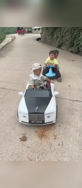 Xe ô tô điện trẻ em Roll--Royes 2025 cao cấp có điều khiển và tự lái đồ chơi sang đẹp cho bé