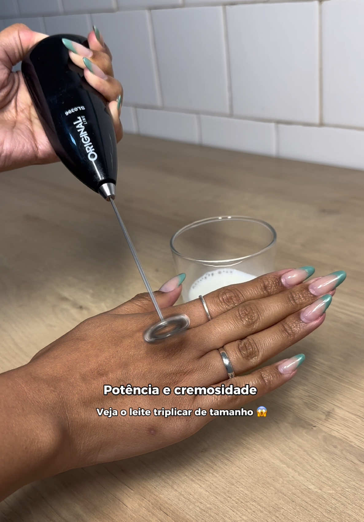 Mixer Elétrico Premium – Praticidade na sua cozinha!  Diga adeus aos grumos no seu café, achocolatado, whey ou capuccino! ☕💪 Com o Misturador de Bebidas Original Line, você mistura tudo rapidinho, sem sujar nada! ✔️ Funciona com 2 pilhas AA ✔️ Leve, prático e portátil ✔️ Ideal para café, leite, ovos, molhos e muito mais! ✔️ Disponível nas cores preto 🖤 e branco 🤍 💡 Perfeito para quem ama facilidade no dia a dia! 🛒 Disponível na @viannadecor 🧡 📦 Enviamos para todo o Brasil! ⠀ #MixerEletrico #MisturadorDeBebidas #CozinhaPrática #UtensiliosDeCozinha #DicaDeCozinha #CapuccinoCaseiro #CaféCremoso #WheyProtein #ViannaDecor #ShopeeBrasil #CasaOrganizada #CozinhaModerna 