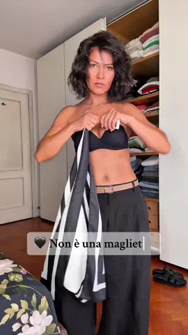 1 foulard, 0 cuciture, 100% effetto wow. Non è una maglietta… …ma è come se lo fosse 🖤 Lo proveresti anche tu? 👀👇 #fas#fashionhackt#OOTDt#OutfitChanges#fashioninspoy#styletipd#modaitalianat#outfitinspoe#reelfashions#fashionalyfashion 
