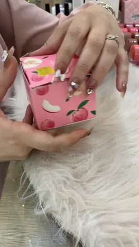 🍑 مقشر BIOAQUA بالخوخ – Peach Fruit Acid Exfoliating Gel 🍑 خلي بشرتك تتنفس وتلمع بالنضارة مع المقشر الطبيعي الغني بخلاصة فاكهة الخوخ وأحماض الفواكه 🌿 🔸 ماذا يفعل؟ ✅ يزيل الخلايا الميتة بلطف ✅ ينظف المسام بعمق ويقلل الرؤوس السوداء ✅ ينعّم البشرة ويمنحها إشراقة صحية ✅ يساعد في توحيد لون البشرة وتفتيح البقع ✅ يحفز تجديد الخلايا لبشرة مشرقة وناعمة ✅ بتركيبة خفيفة تناسب كل أنواع البشرة حتى الحساسة 🎁 العرض الخاص: 📦 اشترِ 3 واحصلي على 1 مجانًا! فرصة ذهبية تشاركيها مع صديقاتك أو تخزني منها لموسم الصيف ☀️ 📍 متوفر الآن عندنا في Meryama Shopping – العلمة 🚚 التوصيل متوفر إلى 58 ولاية 📲 يمكنك الطلب الآن برسالة مباشرة أو عبر الواتساب ‏#BIOAQUA #PeachGel #ExfoliatingScrub #مقشر_الخوخ #بشرة_نضرة #عرض_خاص #meryama_shopping 