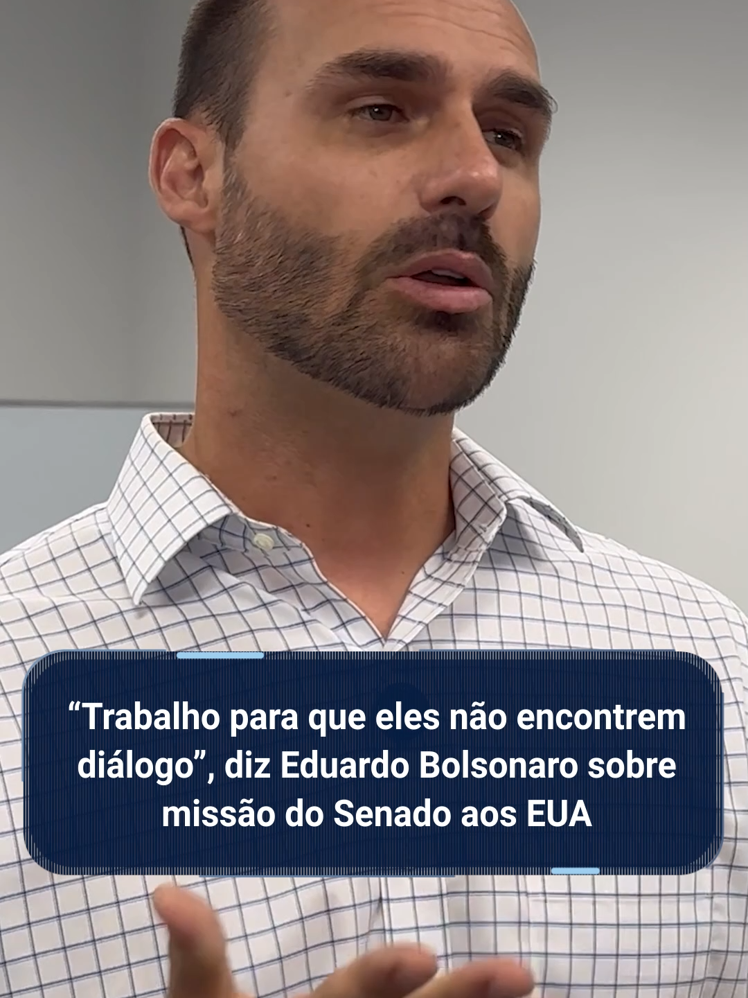 O deputado licenciado Eduardo Bolsonaro (PL-SP) afirmou à repórter Patrícia Vasconcellos, correspondente do SBT nos EUA, que trabalha para que a comitiva de senadores que tentam negociar as tarifas impostas ao Brasil não encontre o diálogo e destacou que não vai renunciar ao mandato. #sbtnews #eduardobosonaro #tarifaço #tarifaçotrump #tarifatrump #jairbolsonaro #donaldtrump #politica #tiktoknoticias #tiktoknews #foryoupage #forupage #fyp #entrevista