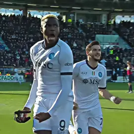 Explosivos, imprevisíveis e letais: assim pode ser definida a dupla formada por Khvicha Kvaratskhelia e Victor Osimhen, que incendiou o ataque do Napoli Footage rights provided by WSC Sports #kvaratskhelia #osimhen #footballtiktok 