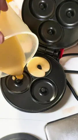 Let’s try this mini donut maker the first time! 😉🍩 #minidonuts #donutmaker #donutmachine #minidonutmaker #baonideas #creatorsearchinsights 