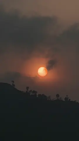 ہر کوئی خوش رہنے کیلئے پریشان ہے یہاں🥲🥀✨#siraj_l3ukhari #fypツviral #aestheticvideos #sadvibes #poetry #caption #sunsets 