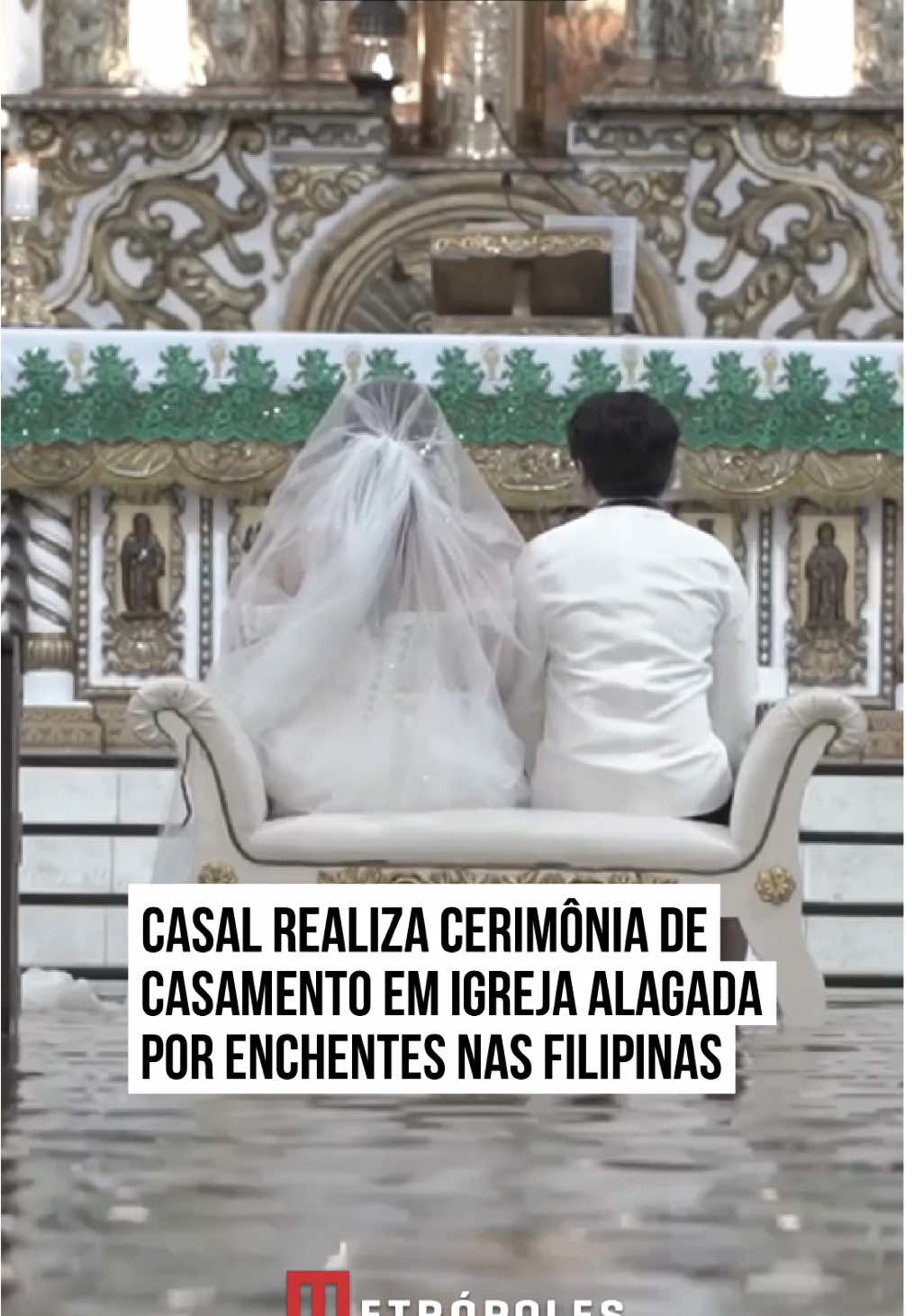 Nas #Filipinas, nem mesmo o Tufão #Wipha foi capaz de impedir o matrimônio entre Jade Rick Verdillo e Jamaica Aguilar. Devido às fortes chuvas que caem na região de #Meycauayan, diversos pontos estão alagados, como no caso da histórica Igreja de #Barasoain. Mesmo com o vestido da noiva encharcado e os convidados com água acima dos tornozelos, o casamento seguiu normalmente. 