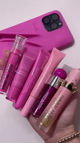 Você já viu essa novidade? 😱 A capinha da Rhode é perfeita pra quem ama praticidade! Ela vem com um suporte exclusivo para brilho labial ou batom, tudo isso num design fofo, moderno e com silicone macio que protege seu celular. Compatível com vários modelos de iPhone do 14 ao 16 Pro Max! 📱💄 #CapinhaCriativa #BatomNaMão #BelezaEPraticidade #Achadinhos #PromoShopee #ShopeeVídeo #MamãeVaidosa #foryou #fyyyyyyyyy #fyb #iphone 