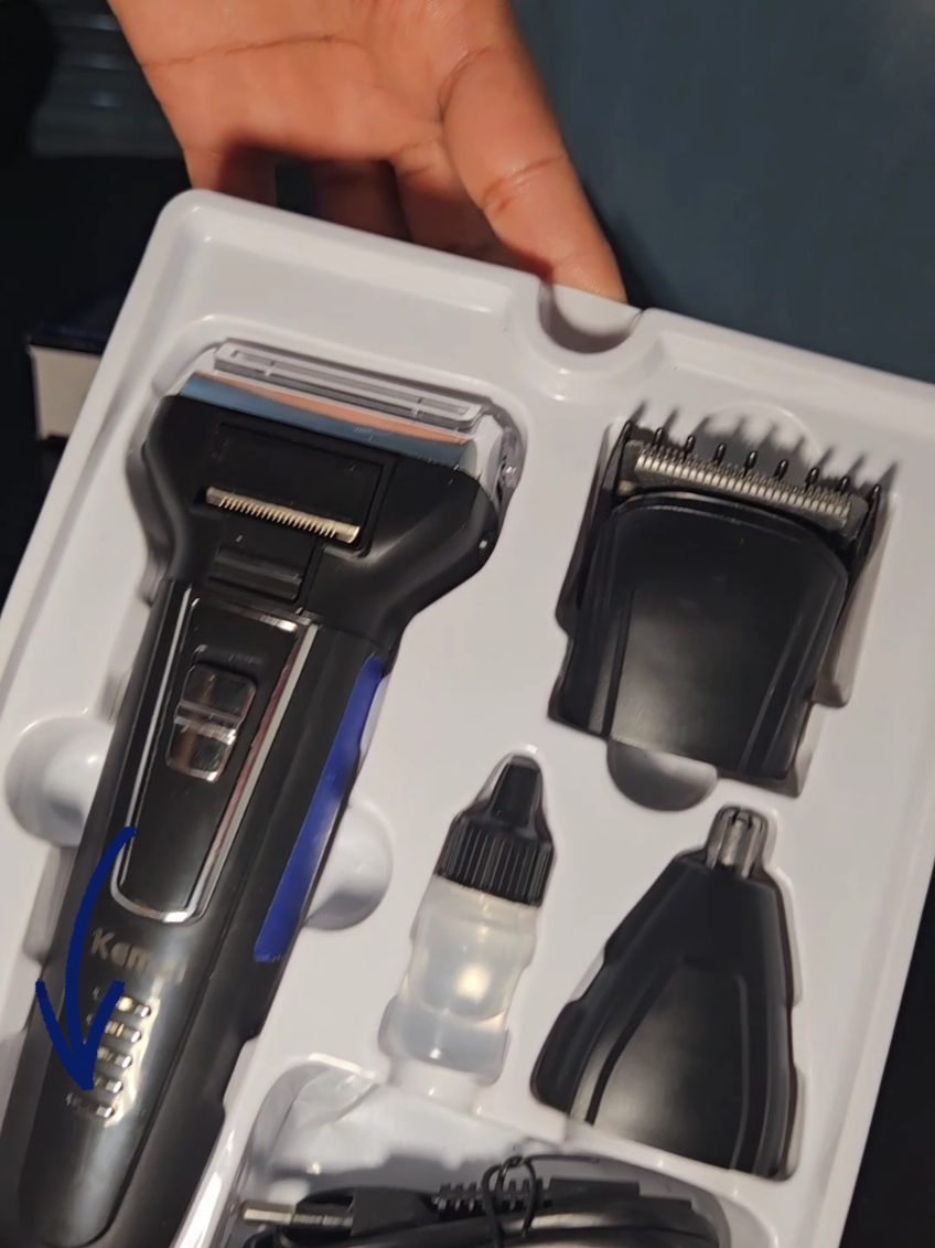Comprei essa maquininha da Kemei pro meu marido e virou o xodó dele! 🧔‍♂️ Kit completo com cabeça pra barba, cabelo e nariz — motor potente, silenciosa, recarregável, e vem com todos os acessórios! Tá com preço de achadinho no TikTok Shop!  #maquininhadecabelo #maquinadecorte #diadospais  #presentemarido #cuidadosmasculinos
