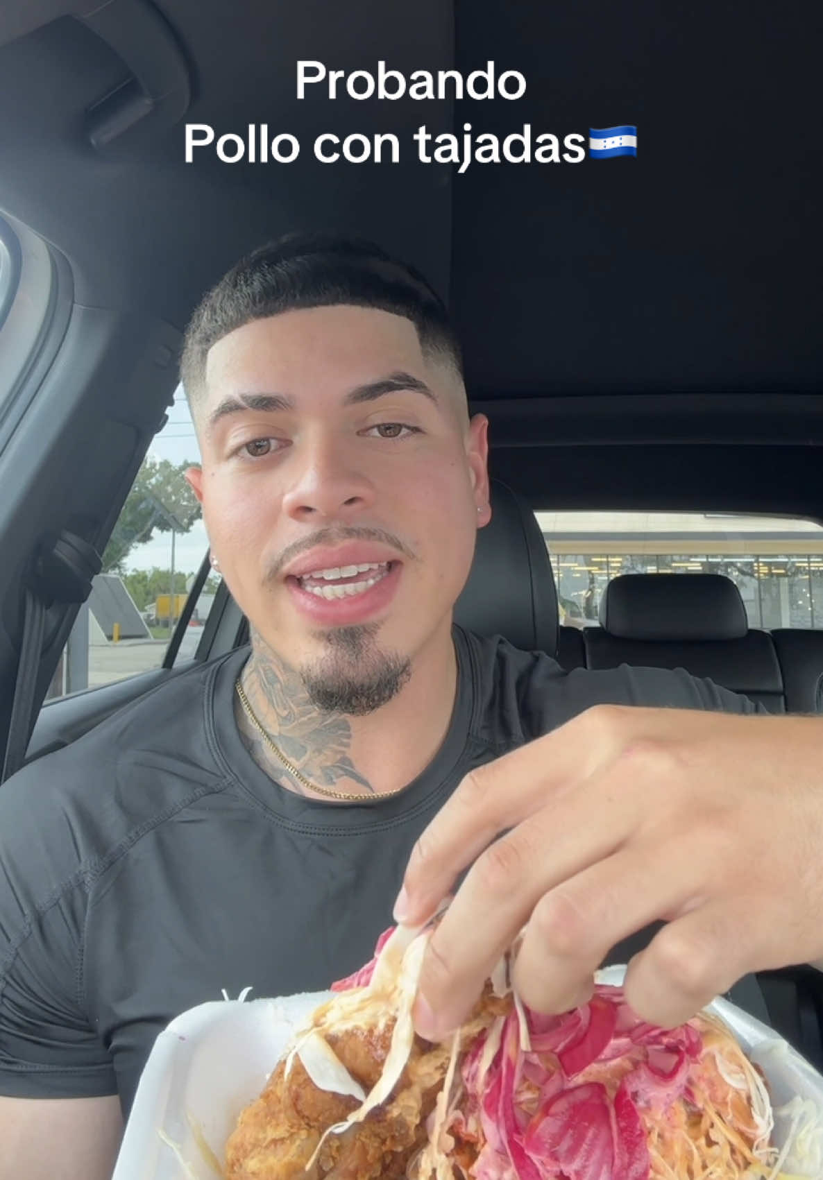 Comiendo mi plato favorito de honduras🇭🇳 O SEA EL POLLO CON TAJADAS O POLLO CHUCO COMO Le quieras llamar #comidahondureña #honduras #pollocontajadas #catracho 