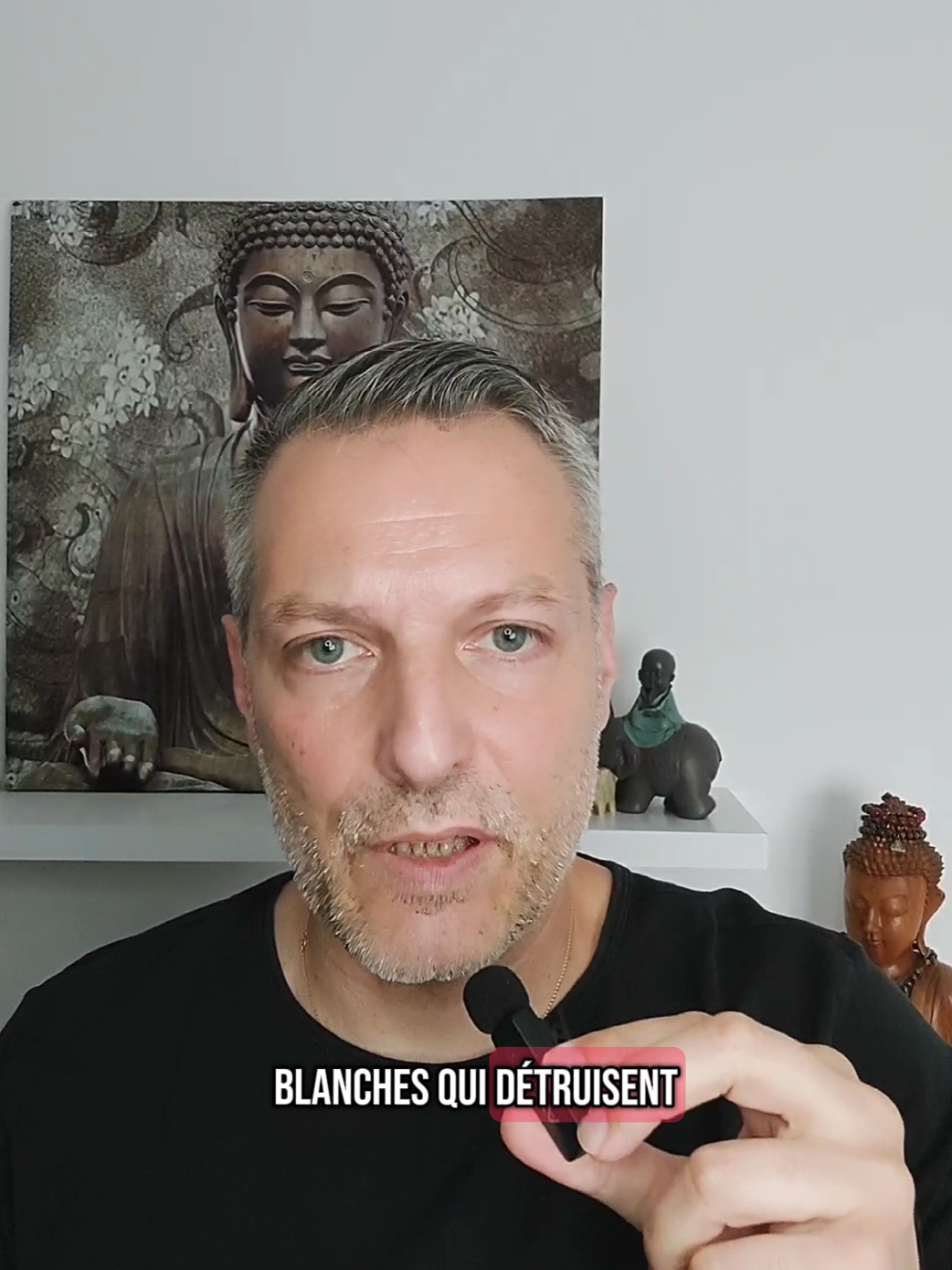 5 HUILES ESSENTIELLES PUISSANTES POUR SOULAGER L'INSOMNIE ! 😴 Tu tournes dans ton lit toute la nuit ? Insomnies, réveil à 3h, sommeil agité ? Stop aux nuits blanches qui détruisent ta vie ! Ces 5 huiles vont réparer ton sommeil ! 💡 RECETTE DODO : 3 gouttes lavande + 2 camomille + 2 marjolaine + 1 petit grain + 1 mandarine dans 10ml d'huile d'amande douce ! 💡 CONSEILS D'APPLICATION : 30 minutes AVANT le coucher = timing parfait Plexus solaire + poignets + tempes Quelques gouttes sur l'oreiller possible Éviter les écrans après application ⚠️ CONTRE-INDICATIONS : Femmes enceintes et allaitantes ❌ Enfants de moins de 3 ans ❌ Personnes sous antidépresseurs (interactions possibles) Hypotendus sévères (effet relaxant intense) Conduite de véhicule dans les 8h qui suivent #huilesessentielles #aromatherapie #sommeil #insomnie #dormir 