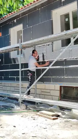 isolation par l'extérieur acte un ,le collage du polystyrène. #DIY #homeworkout #work #renovation #motivation #maison #energy #confort 