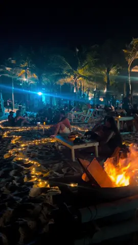 Só de olhar o coração aqueceu, imagina pra quem foi pro Luau love ❤️‍🔥 Mas você ainda tem a oportunidade de viver essa experiência! Toda sexta e sábado temos a noite mais romântica do Cumbuco. 📍Rua Particular 1, 130 - Tabuba/Cumbuco. #cumbuco #cumbucobeach #oficina23 #tabuba #luau #romantico #penaareia #beiramar #fortaleza #kitesurf #caucaia #viral 