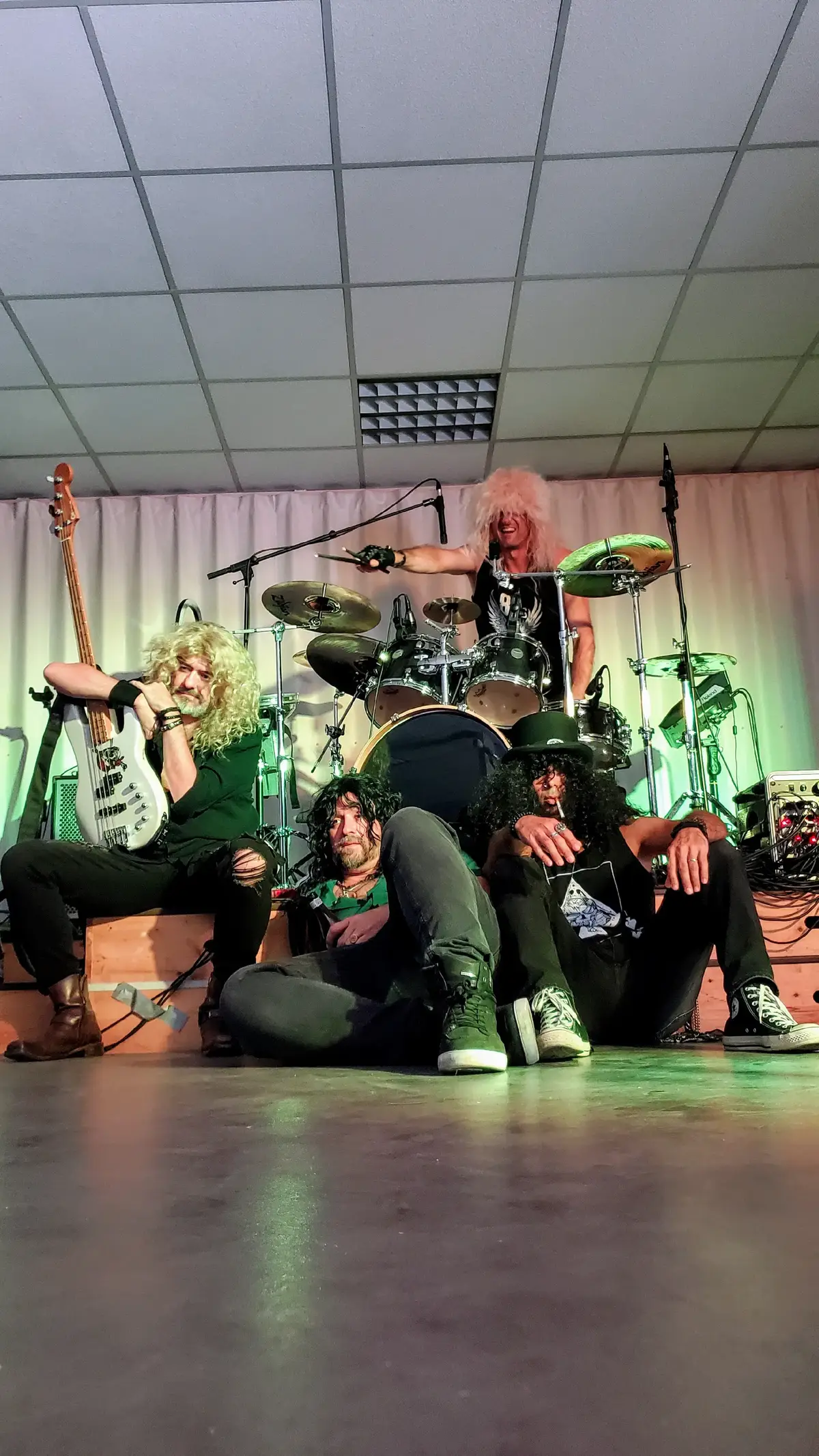 Une répète intense, tous ensemble – ou presque ! Notre Bxl Rose (Bex!) se repose avant une autre grosse aventure à venir. 🎤❤️ On t’attend ! 🤰🤘🔥 #gunsnroses #rockvibes #bandrehearsal #tributeband #rockfamily #gnrtribute #afterrehearsal #rockspirit