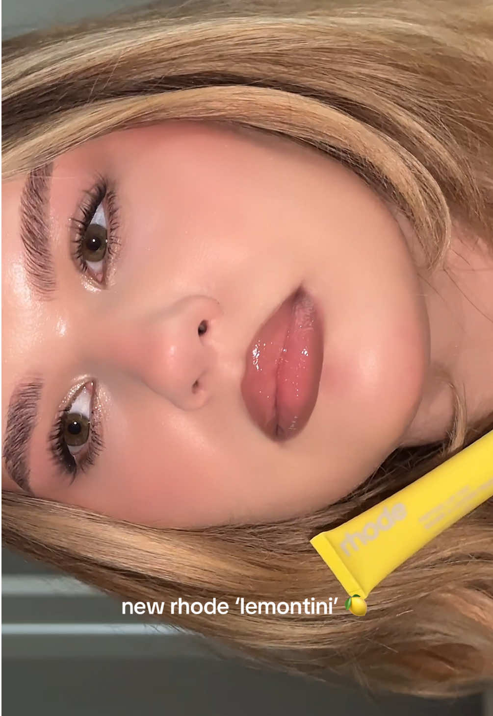 soooo sparkly & smells delicious 💛✨ @rhode skin #lemontini #rhode #lipgloss 