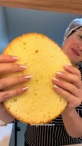 Receita de Massa Chiffon Branca sem glúten : INGREDIENTES 🍰 • 4 ovos médios • 200g de açúcar • 100 ml de óleo • 150 ml de água ou leite integral • 250gramas de mix sem glúten  • 10 gramas de Fermento em pó Forno pré aquecido 160 graus por 50 minutos e os ingredientes sempre trabalhando em temperatura ambiente 😉 Forma 21x 10cm altura #maedeceliaca#massadebolosemgluten #bolosemtrigo#bolorecheadosemgluten