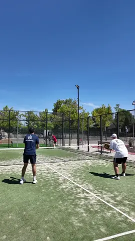Solución para esos globos del infierno  Ya no solo me lo explica mi compañero (Pablito Padel ) sino que además también mi rival (Álvaro Pérez  )😂 Gran tip de los lunes con estos cracks 🙌🏼 @Pablito pádel @Nox Padel @Padel Market #padel #teamnox #noxpadel #yourlegacystartshere #padeleros #tipdeloslunes