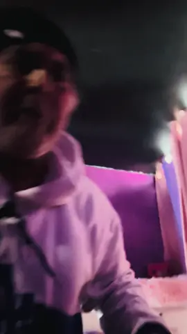 Necesito visibilizar esto , este hombre que ven aquí es mi “ papá “ si es que se le puede llamar así , Un hombre muy querido y respetado en La Lonja de san Antonio por haber sido pescador tantos años , donde todos piensan que es un buen padre un hombre ejemplar pero que al llegar a casa es otro , un lobo disfrazado de oveja , a mis 4 años me golpeaba a punta de patadas en mi boca y en mi cuerpo donde solo mi abuelita paterna me podia defender , le pegaba a mi madre y siempre se ha victimizado por su enfermedad pero vaya que tiene fuerza para pegarle a una mujer y que esa mujer sea su Hija ! Nunca me pude defender de las patadas y combos que me daba , fueron muchas las veces que me dejó  sangrando la nariz  , quedé con un problema entre mis piernas ya que me pegaba constantemente en  mis partes íntimas , me obligó a callar con un abuso sexual que cometió mi hermanastro hacia mi , ha sido el detonante de mi depresión y miedo , siempre guardé la esperanza que cambiara pero las personas así jamás cambiaran   ESTE TIPO DE PERSONAS NO MERECEN SER PADRES , ARRUINASTE MI INFANCIA , mi Adolescencia Pero no arruinarás mi futuro . Con Mucho dolor escribo Esto . #fyp #salirenparati #paratii 