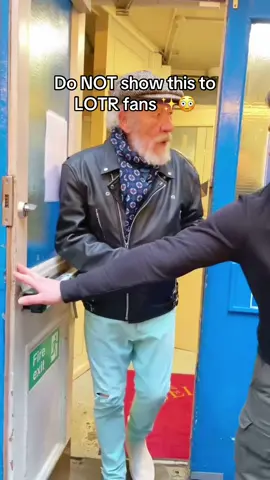 Would you take a drink from this?🍺✨#frodo #bilbo #lotr #hobbit #lordoftherings #gandalf #dnd 