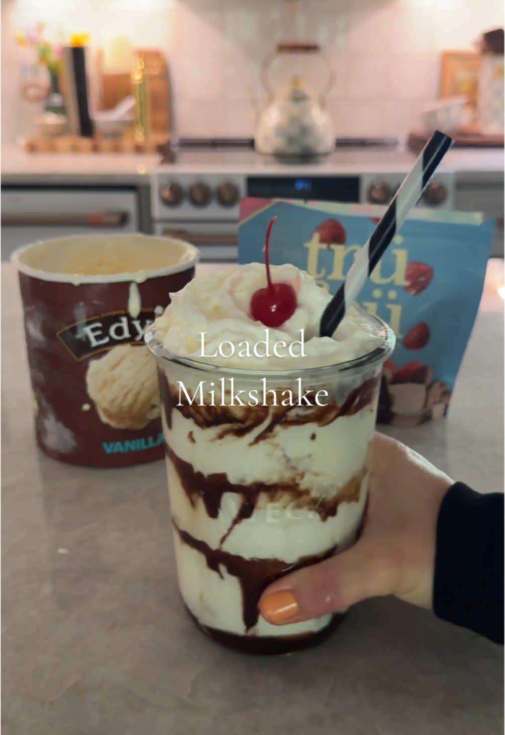 Let’s make a loaded milkshake 🥤🍓🍫😋 @Trü Frü #icecream #asmr #asmrsounds #dessert #milkshake #loaded #satisfying #easydessert #aesthetic #trufrupartner