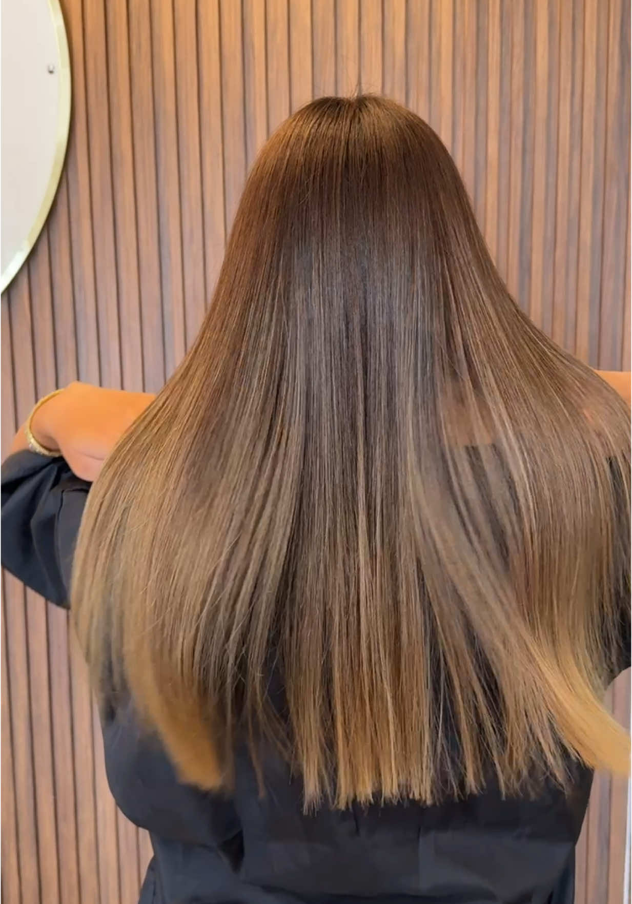 ✨ ANTES Y DESPUÉS – Alisado Lisso Extremo ✨ ¿Sueñas con un cabello lacio, suave y brillante sin maltratarlo? 😍 Mira este cambio: ✔️ Alacia al 100% ✔️ Hidrata profundamente ✔️ Repara y suaviza la hebra capilar ✔️ Aporta brillo espejo ✔️ Resultado duradero de 6 a 8 meses 💆 Ideal para quienes quieren olvidarse del frizz, plancha y productos todos los días. 📍 Disponible en San Nicolás, NL 📲 Agenda tu cita por WhatsApp: 811 783 2729 📸 Síguenos en Instagram: @jv.beautylab 📘 Facebook: JV Beauty Lab #AlisadoLissoExtremo #AlisadoPerfecto #CabelloLacio #CambioDeLook #JVBeautyLab #SanNicolásNL #AntesYDespués #HairGoals