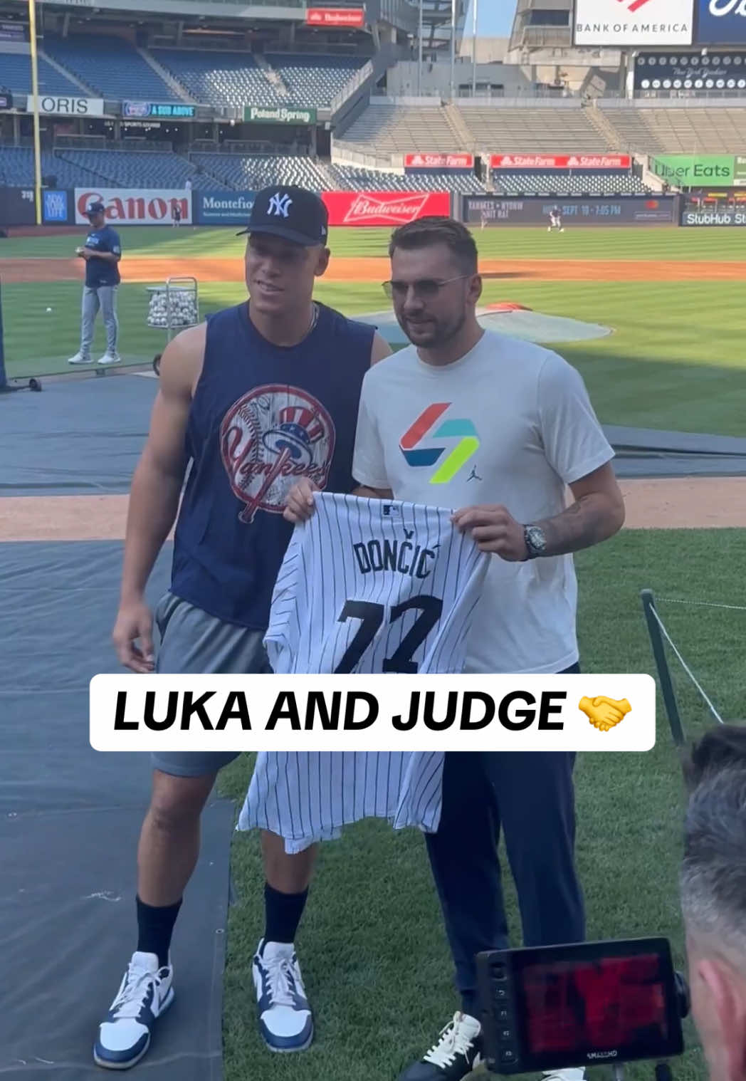 Just a couple superstars hanging out at Yankee Stadium 🤩 (🎥: Latino Sports) #MLB #NBA #Yankees #Lakers #AaronJudge #LukaDoncic