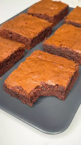 El mejor brownie de chocolate del mundo. Muy fácil de hacer, con pocos ingredientes y es una delicia.  La receta paso a paso y con todos los detalles está disponible en mi canal de YouTube tazi_oficial el enlace está en mi perfil suscríbete si aún no lo has hecho para que no te pierdas ninguna receta nueva.  • • • #viral #tik_tok #fyp #postres #recetas #dulces #brownies #chocolate 