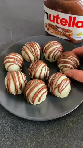 🤍✨ Bolitas de Lotus y Chocolate Blanco: el postre fácil, rápido y perfecto para el verano ☀️🍬 Con solo 5 ingredientes y 10 minutos de preparación, este manjar combina la crocancia de las galletas Lotus con la dulzura cremosa del chocolate blanco y el queso crema. ¡Un bocado que te enamora! 💖 📋 Ingredientes 🍪: • 250 g galletas Lotus trituradas • 100 g chocolate blanco derretido • 3 cucharadas de crema de Lotus • 3 cucharadas de queso crema • 1 cucharadita de aceite vegetal (para suavizar el baño de chocolate) 🎨 Para cubrir 🍫: • 200 g chocolate blanco ✨ Para decorar 🎉: • Crema de Lotus derretida + trozos de galleta 👩‍🍳 Preparación rápida ⏱️: 1️⃣ Tritura las galletas Lotus hasta hacer migas finas. 2️⃣ Mezcla con el queso crema, la crema de Lotus y el chocolate blanco derretido hasta integrar bien. 3️⃣ Forma bolitas al tamaño que prefieras y congélalas mínimo 1 hora. 4️⃣ Derrite el chocolate blanco con la cucharadita de aceite. 5️⃣ Sumerge cada bolita en el chocolate, colócalas sobre papel encerado y vuelve a congelar 10 minutos. 6️⃣ Decora con crema de Lotus y galleta troceada para el toque final. 💡 Tip 💡: Guárdalas en el congelador para un postre fresco y delicioso que también podés vender sin complicaciones. ¡Un éxito seguro! 🙌🍫 . . . . . . . . #PostresFáciles #LotusLover #ChocolateBlanco #RecetasExpress #DulcesParaVender #VeranoDulce #BocadosIrresistibles