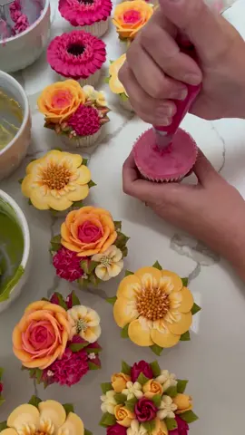 ROSE 🌹  Piping with a Wilton 2D nozzle  #twotoned #buttercreamrose #rose #roses #flowers #floral #cupcakes #cupcake #edibleart #wilton #pipingnozzles #pipingtips #cakedecorating 