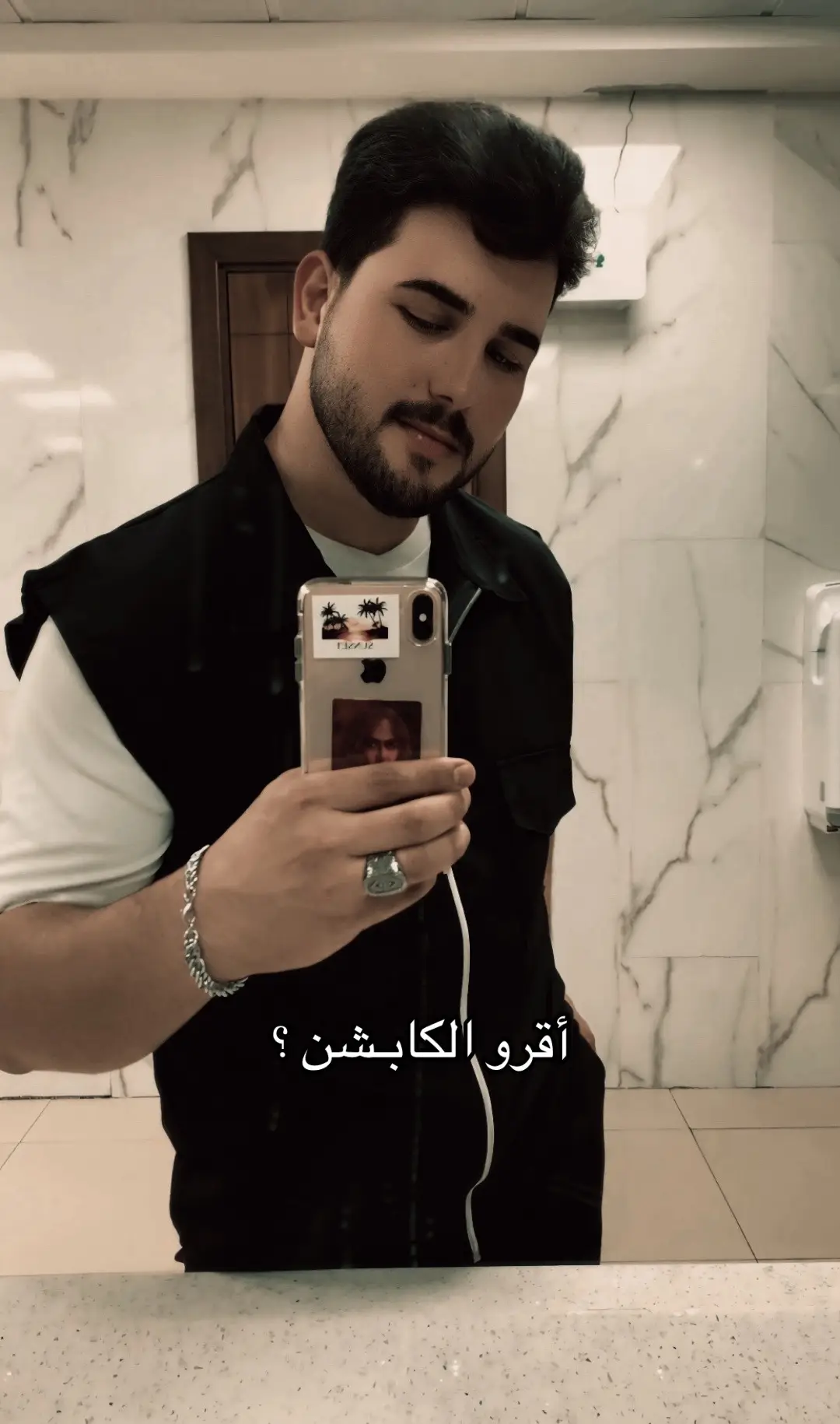 اليوم رجعت للبيت تعبان مخنوگ من الدنيا لا من الشغل ولا من الناس بس من اللي جواي دخلت لكيت بنت أخوية مسوية هوسة بالغرفة كاعده تعزل بكنتورها مبهذلة الدنيا كاعده تفرز هذا يبقى هذا يروح هذا صارله هواي ما مستخدمته وهذا بعده جديد بس ما يناسبني تلم ترتب تعيد تمسح ترش عطر تحط شغلات بمكانها وتغير مكان غيرها اني واكف عالباب ساكت ما گدرت أحچي مو لأن الموضوع غريب بس لأن المشهد خنكني صدگ خنكني چنت دا اشوف شي بسيط بس حسيت بي شي عميق وچانت هاي اللحظة لحظة صفنة طويلة صفنة غرك بيها عقلي قبل قلبي گلت بنفسي ليش احنا من نمر بفوضى داخلية ما نكدر نعالجها بنفس البساطة ليش ما عدنا خلك نكعد ونكول خل أسوي تعزيل داخلي خل أفرّغ روحي ليش نتحمل خراب سنين ونخليه متراكم مثل ملابس متكدسة ما لبسناها بس نخاف نذبها شلون نكدر نرتب حياتنا بعد كل الخراب الي مرّ بينا شلون نفتح كلبنا ونبدي نفرز مثل ما نفرز الكنتور هذا الوجع تذبّه لو تحتفظ بيه هاي الذكرى ترجعلها لو تودعها هذيج العلاقة تستحق تظل بمكانها لو لازم تنشال وتنكطع وهذا الأمل القديم تحاول تصلحه لو تشتري غيره جديد بنت أخوية چانت تشتغل وهيه مرتاحة حتى لو تعبت تحس بإنجاز أما احنا نكعد ساعات نباوع بالسكف ونحاول نلكه نقطة بداية بس ما نلكاها لأن الخراب الي جوانا مو بس من موقف هو خراب من سكوت من قهر من خيبة من ناس طلعوا مو مثل ما حسبناهم من نفسنا من قرارات غلط ومن فرص ضيعناها ومن سنين گضيناها واحنا مو احنا أحچي ويا نفسي واكول  يمكن احنا نحتاج نكعد يوم نحچّي ويا أنفسنا بصوت عالي نفتح كنتور الروح ونبلش تعزيل نذب التعب نغسل الذكريات نرتب أهدافنا ونحط الأمل بمتن الصف نخليه أوّل شي نشوفه من نفتح كلوبنا يمكن نحتاج نكون ناس جديده مو لأن القديمة كانت سيئة بس لأن القديمة تعبت وتستاهل ترتاح . #مقـتطـفات_حسن_عواد 