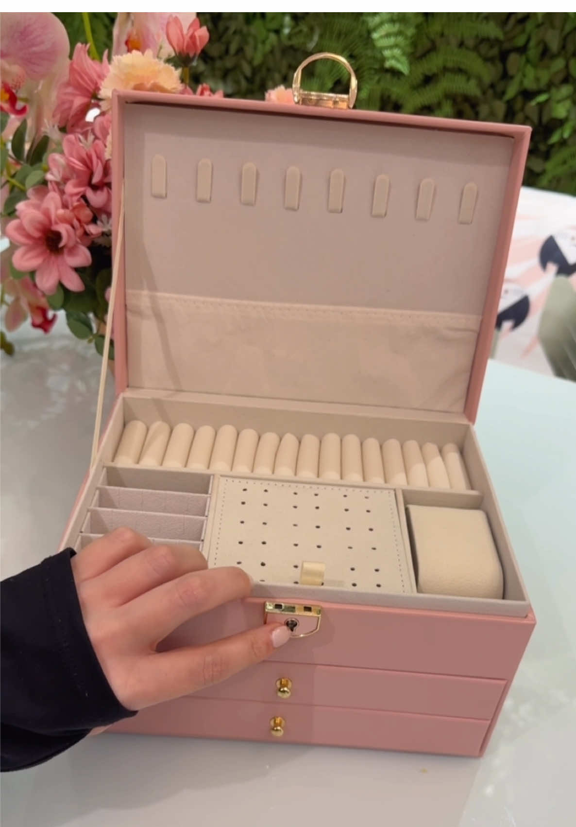 Esse porta joias é PERFEITO e muito bem acabado viu?! Achei ótimo, até pra dar de presente 🥰 #portajoias #portajóias #portaacessorios #tiktokshop #fyp 