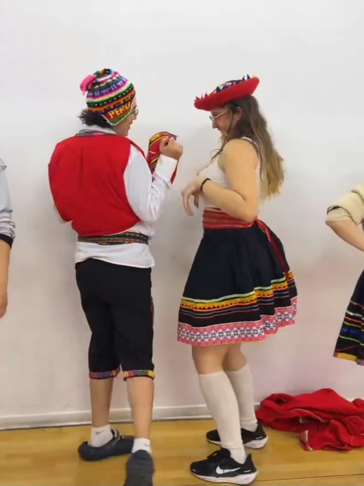 GLOGLO Y EMI APRENDIENDO A BAILAR HUAYLAS EN PAREJA#yoanzzz #yoanclips #glogloking #emikukis #emetsuki