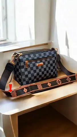 Tas selempang wanita model Olivia ZR3 dengan motif kotak elegan dan 3 ruang fungsional. Dilengkapi tali selempang motif yang unik, cocok untuk gaya kasual harian. Hashtag: #TasWanitaMurah  #TasSelempangCewek  #TasOliviaZR3  #TasKekinian2025  #FashionWanitaTerbaru 